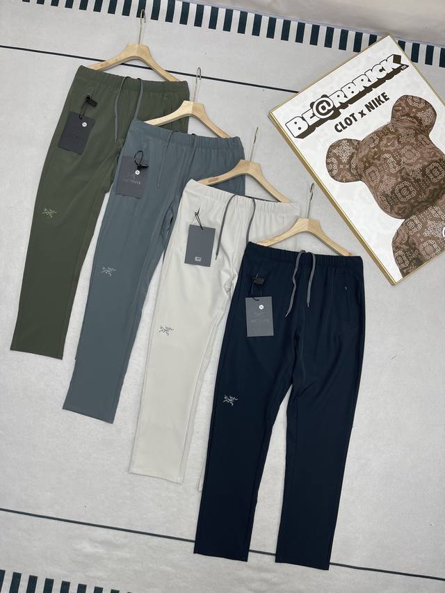始祖鸟Arc'teryx 刺绣款 25年夏季男士户外轻薄休闲长裤！ 一条真正的多功能冲锋好裤！值得每一个热衷户外的男士入手！ 简约设计，没有多余的装饰。真正的大