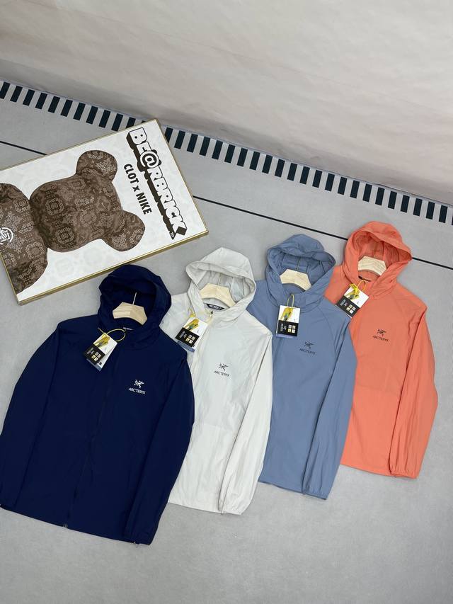 自带收纳袋款 Arcteryx 始祖鸟夏季新款拼接连帽尼龙色轻薄情侣款皮肤衣 防晒衣 一批高订版始祖鸟全天候防晒皮肤战衣，直接给大家伙介B1143绍面料。主要成