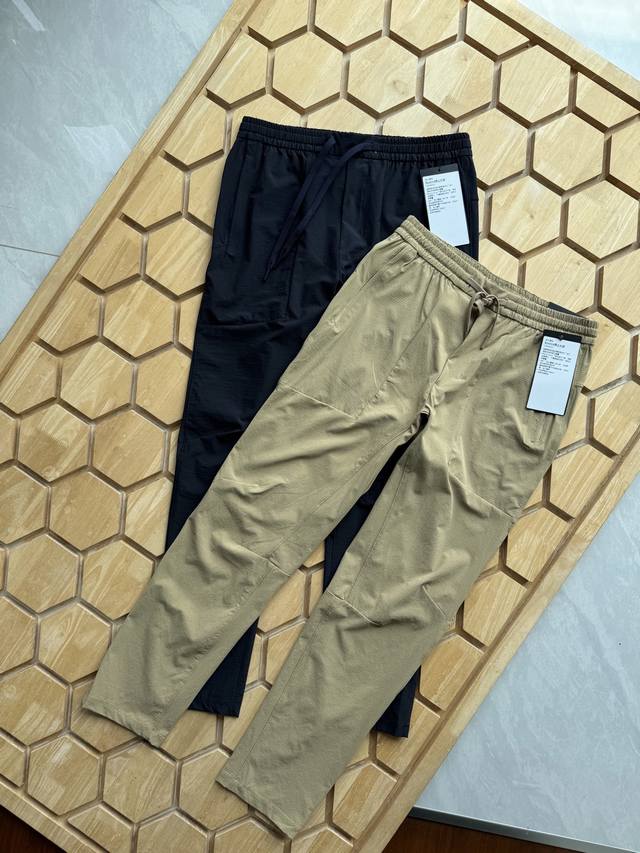 Lululemon 露露男士夏季运动裤 梭织速干直筒长裤 采用特殊的防水涂层或面料，如经过Dwr Durable Water Repellent 处理的面料，能