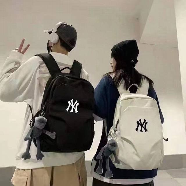 Mlb 超大大容量双肩包 两色：黑色 白色 经典Logo 无年龄无性别限制 包型简单耐看 黑白好搭配 容量超大 装电脑 化妆品 都没问题 一秒回到校园 青春无敌