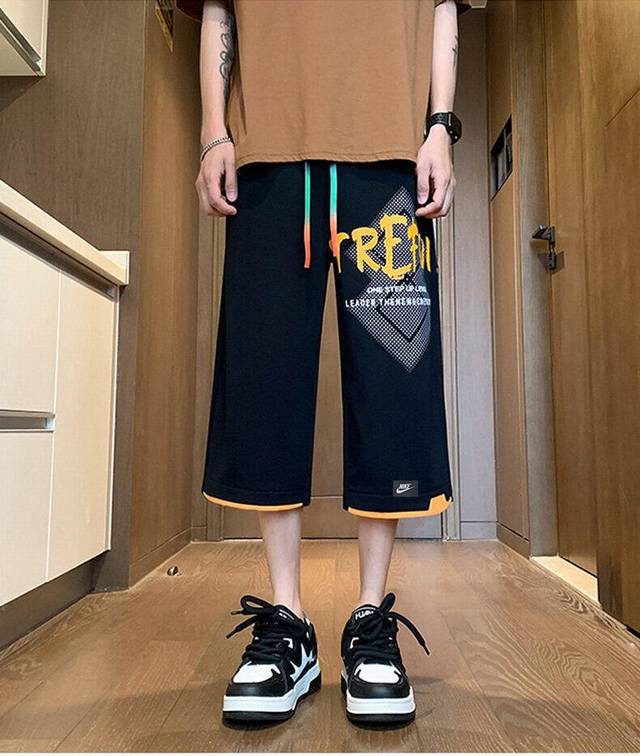 耐克海外版25Ss新款三色高品质休闲七分裤！ 裤子版型宽松 细节完美 采用工装梭织面料耐磨耐脏 立体裁剪宽松版型 进口机器印花反复水洗不会开裂脱落，耐克字母贴布