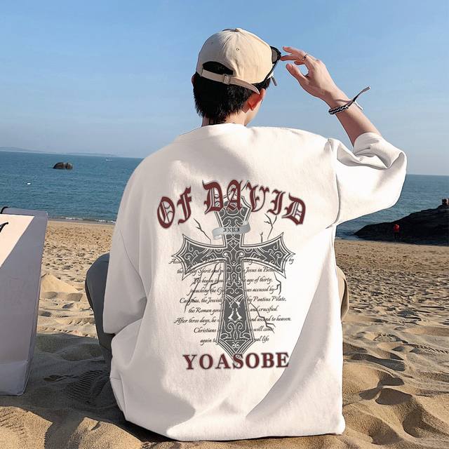 克罗心印花短袖T恤 小红书 抖音火爆款 图案占据背后版面视觉中心 与前幅相互对应 与纯净的基底形成对比 宽松的版型配合落肩袖设计 兼容身材差异 搭配更加方便 甄