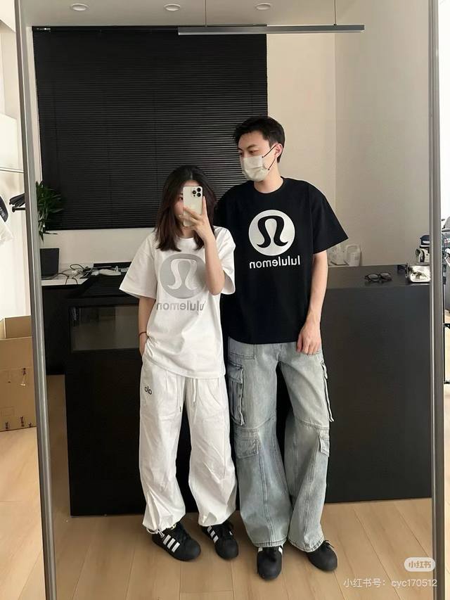 高品质 品名：Lululemon 24Ss春夏新款 3D字母图案硅胶印男女同款圆领纯棉短袖T恤 版型；宽松版 面料：330G全棉精梳棉 颜色： 黑色-白色 尺码