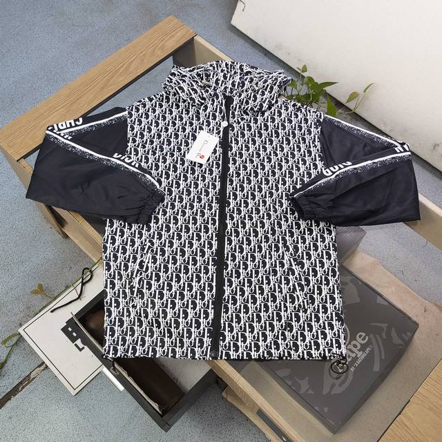 特价 S7 M7 L3 Xl1 款号：Pm204 高版本 2025新款Dior迪奥满印手臂字母图案印花休闲情侣连帽夹克冲锋衣外套，官网同步，精准印花，原版五金，