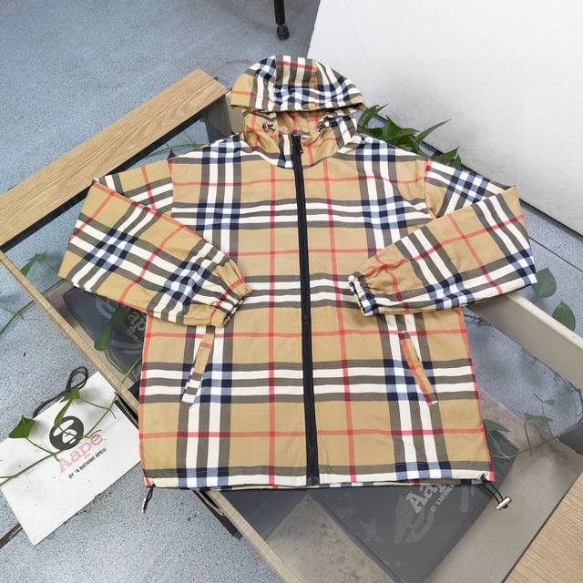 特价 S2 L3 Xl13 款号：Pm210 高版本 2025季新款Burberry巴宝莉经典格子图案印花休闲情侣连帽夹克冲锋衣外套，官网同步，精准印花，原版五