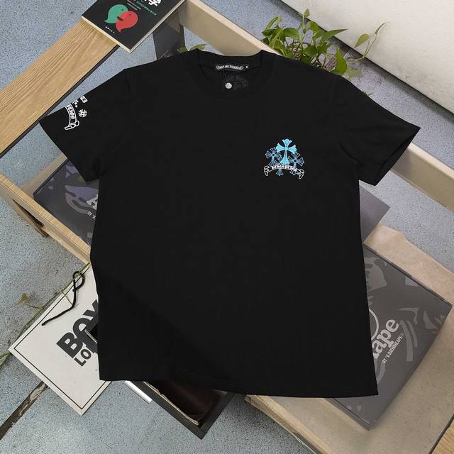 特价 黑色：M3 L1 款号：Ch8762 2025新款Chrome Hearts克罗心Ch蓝色十字架梵文图案Logo印花休闲情侣宽松短袖T恤，小红书爆款，定制