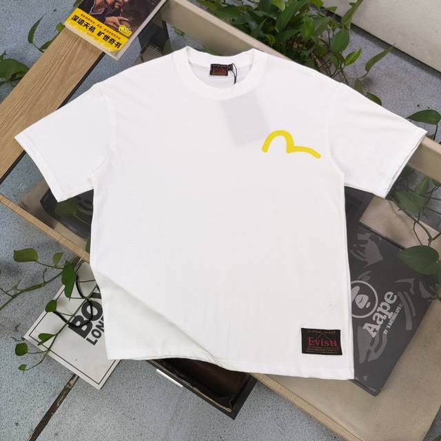 上新 款号：F1010 2025新款Evisu福神烫金山水达摩大M家花图案Logo字母印花休闲情侣短袖T恤，经典永远不会过时、人手必备款，230G纯棉精梳棉不起