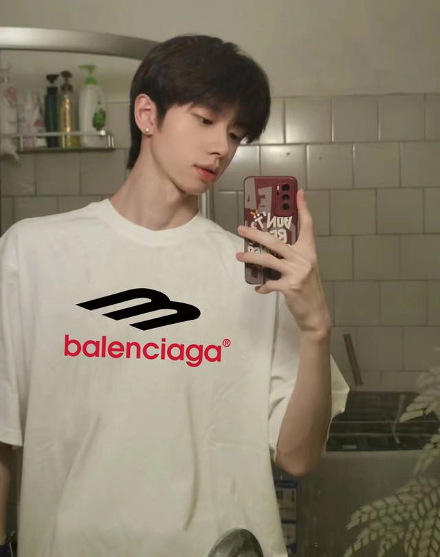 Balenciaga巴黎世家圆领短袖半袖T恤 面料采用260克纯棉双纱食毛面料 双线二本针压线 久洗不变形 原版定制三标 高端进口印花 随意水洗 情侣可穿 男女