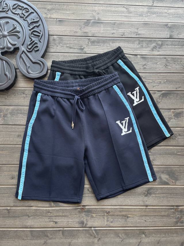 Lv路易威登2025Ss夏款刺绣L字母Logo休闲短裤 颜色 ：黑色 藏蓝色 尺码 ：Xs-L 原版面料高版本高品质 网红明星同款 定制双侧彩色织条标志！质感舒