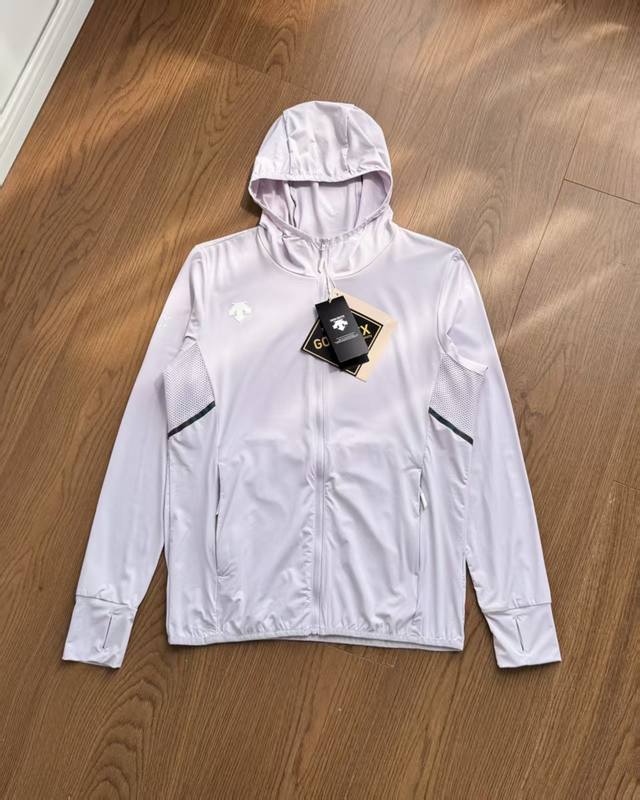 上新！ ，Descente迪桑特女款五色高品质冰丝皮肤衣。轻薄冰丝防晒皮肤衣！户外通勤的良好选择，轻薄便捷！针对跑步运动休闲设计,弹性透气面料提供运动，舒展性与