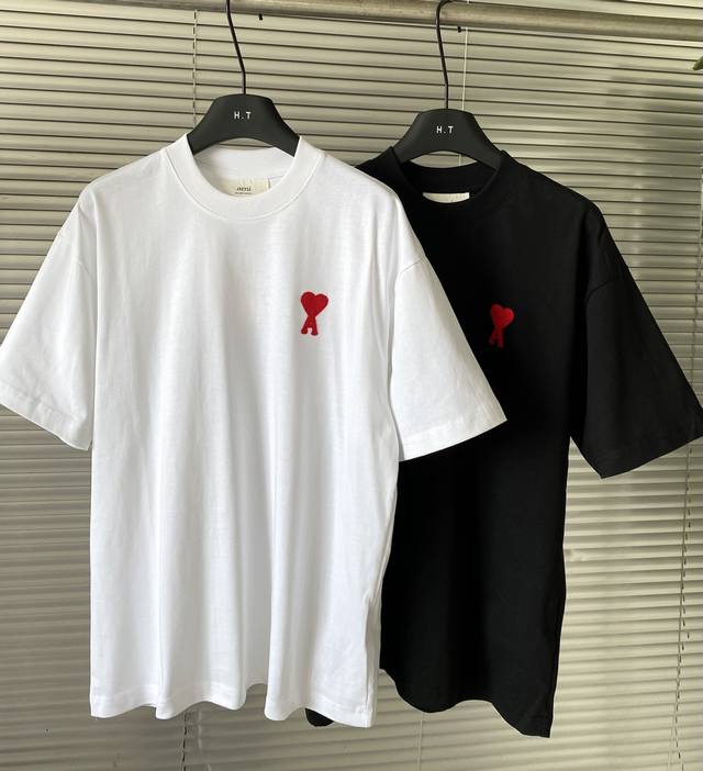 上新 ！经典两色，小红书爆款！Ami Paris 男女同款！夏季新品Ami 同色爱心圆领短袖T恤 ！ 法国轻奢小众品牌 Alaris真的非常火，一颗小桃心Log