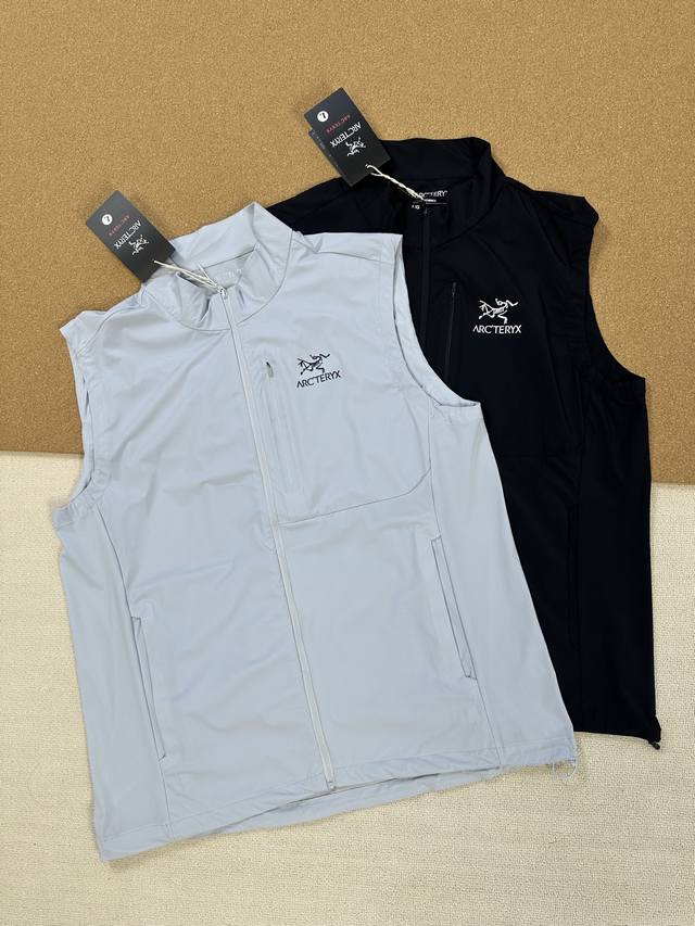 印花版本Arcteryx 始祖鸟 春夏新款户外运动轻便立领马甲 男女款 颜色：黑色 白色 尺码：L-3Xl 追求轻便与实用的户外党和打工人看过来！Arctery