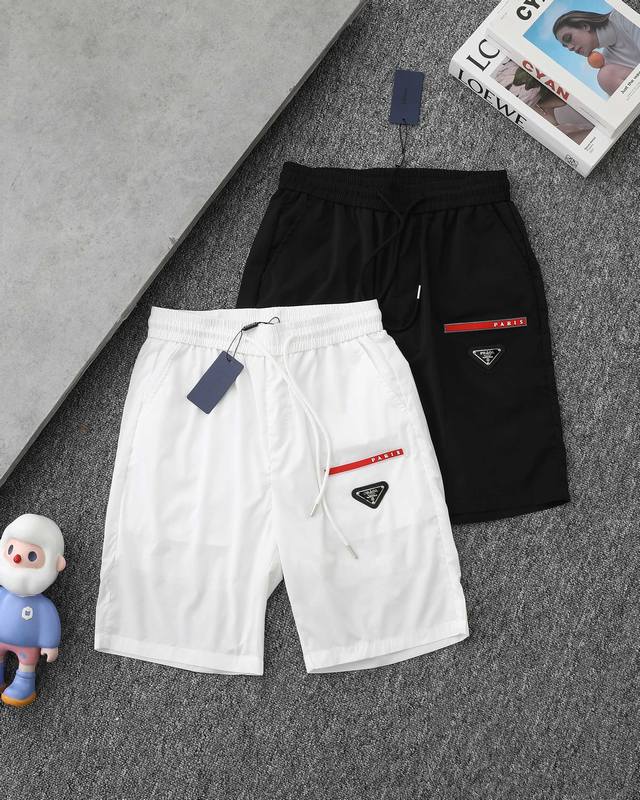 Prada 普拉达经典三角标硅胶红标机能风口袋短裤五分裤男女同款 Prada 官网一致款式 爆款 面料：三防尼龙速干面料 工艺：松紧条绳拼接经典三角铁标 配套：