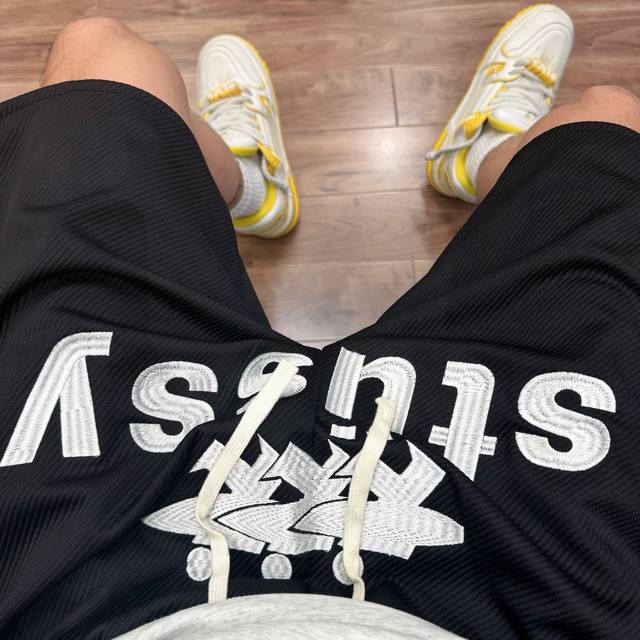 Stussy 25Ss 斯图西夏季滑板小人系列重工刺绣美式短裤 甄选进口纯棉斜纹面料 进口百灵达十万针立体刺绣 耗时耗力 极其复杂 慢工出细活 每针每线勾勒的很
