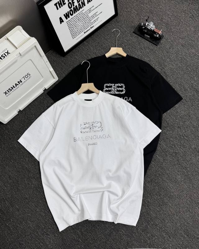 巴黎世家#25Ss顶级烫钻工艺短袖# Balenciga巴黎世家# 巴黎专用双纱*260G高克重1比1双纱罗纹 Os落肩宽松版型 男女同款！！ 码数：Xs-L码