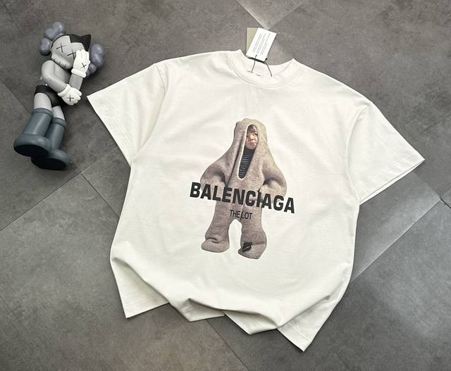 潮牌巴黎世家Balenciaga 3D立体娃娃情侣款短袖T恤！胸前3D设计 采用280G双纱高克重高级感十足，时尚又个性 超级百搭好看的一款 男女同款 人手必备