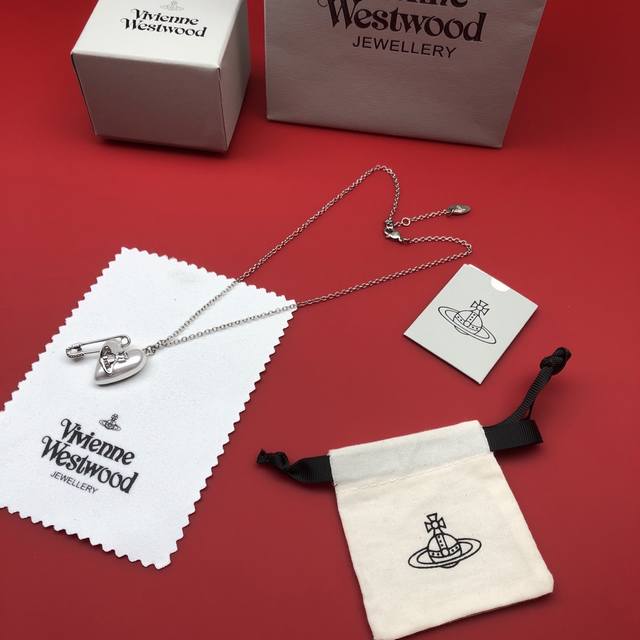 Vivienne Westwood西太后项链顶级最高版本』 重磅来袭通过关系搞到一批海关扣押的西太后项链 全球最火的款式之一 可以承载岁月的经典之作 永不过时