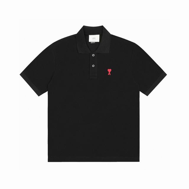 Ami Paris 经典小红爱心刺绣情侣翻领短袖Polo衫 品牌名称中的“Ami〞即是法语的“朋友”，而设计师亦通过与街拍模特以及个人好友的合作，传递出乐善好交