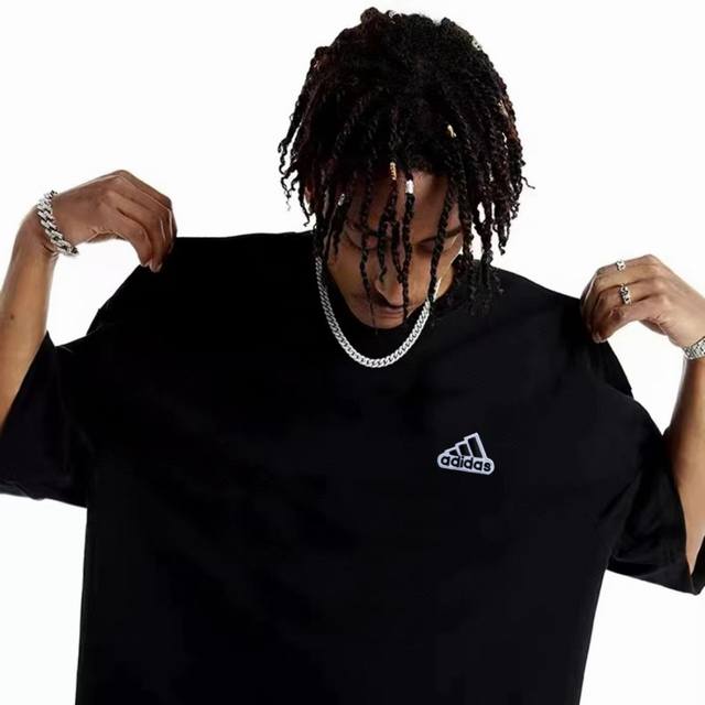 万针刺绣阿迪达斯Adidas字母基础Loog百搭260克重磅纯棉短袖T恤简约圆领落肩短袖 此款用的是加宽领口设计做的非常挺用料非常给力百洗领口也不会松垮，衣服版