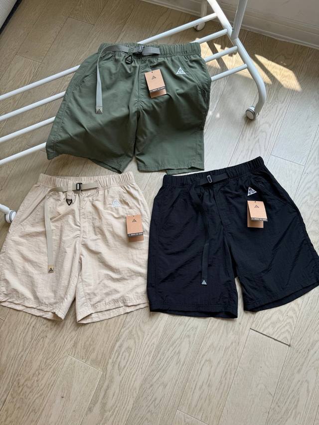 Nike Acg 经典夏季简约刺绣小标机能风腰带五分纯色短裤 夏天一到，又到了短裤称霸衣橱的季节 户外运动爱好者们看过来，Nike Acg户外美式五分梭织速干运