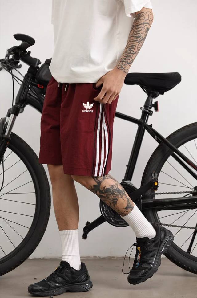两穿阿迪达斯Adidas 拉链三杠短裤透气百搭情侣款短裤 *采用冰丝塔丝隆D14面料带冰感！宽松版型做工非常好质量非常棒！细节拿捏的非常不错！ *版型是男女同款
