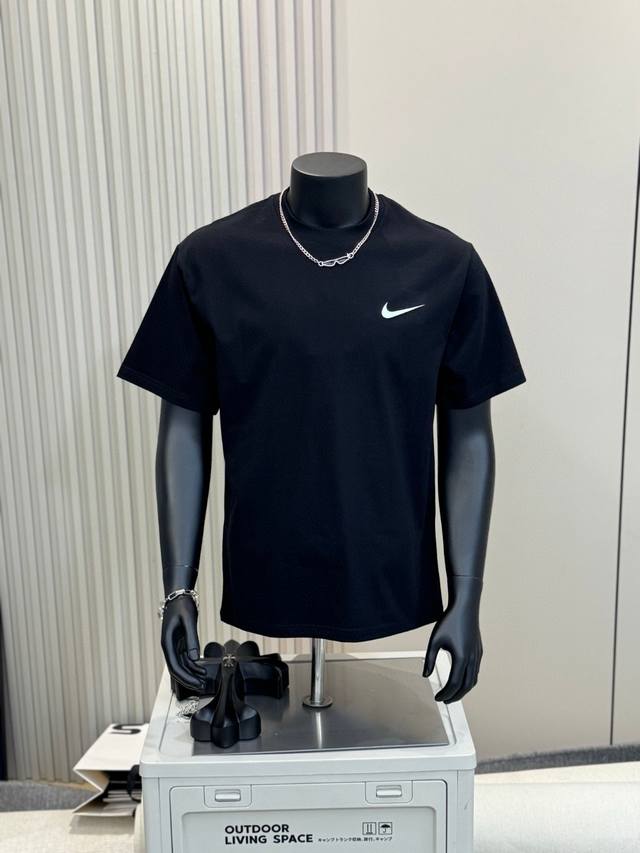 Nike 耐克 Nk 联名斯图西经典后背印花男女情侣短袖T恤 小红书热门爆款，明星网红同款穿搭，男女日常通勤穿搭必备单品！ 高品质260克高克重双纱面料，亲肤透