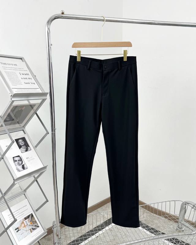 普拉达西裤Prada西装裤净版黑裤 Prada最经典畅销时装系列 休闲牛奶丝西裤 自带莱卡柔 面料挺括 富有弹力 穿着真心一流裤型完美到了量身定做的地步 穿着舒