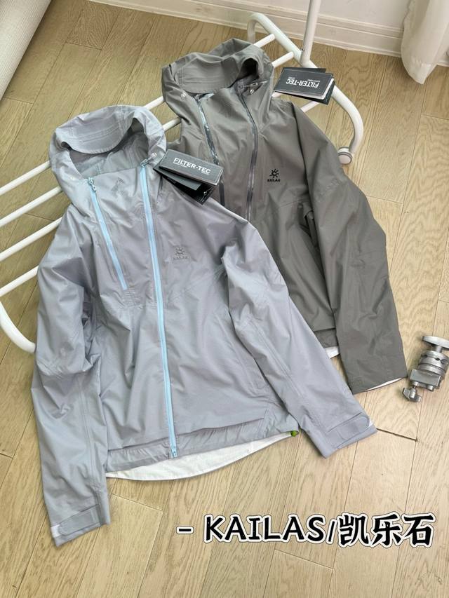 Kailas 凯乐石 索松运动户外徒步Flt防风防水透汽散热连帽冲锋衣男女同款 好适合做酷酷的情侣穿搭～ 凯乐石新款索松冲锋衣绝对是近期的宝藏发现，户外穿搭新潮