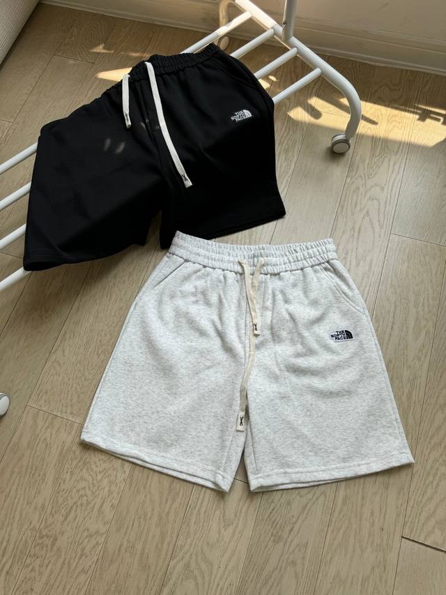 The North Face 北面 Tnf 经典简约刺绣贴布小标男女情侣款短裤 高品质300克高克重华棉面料，亲肤透气不起球，刺绣Logo点缀，时尚又个性，超级