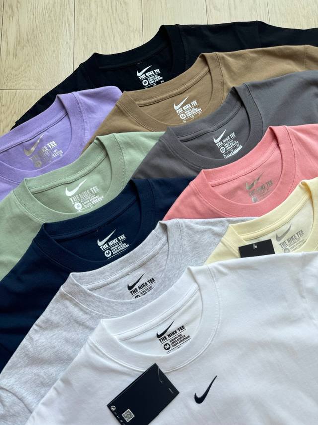Nike 耐克 Nk 25Ss 基础简约小钩子刺绣短袖圆领情侣款T恤 小红书热门爆款，明星网红同款穿搭，男女日常通勤穿搭必备单品！ 高品质260克高克重双纱面料