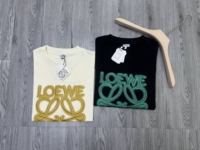 Loewe罗意威2025春夏新款刺绣Logo圆领领短T 高版本，高品质，原版面料 网红明星同款 胸前立体刺绣工艺，面料为260G纯棉面料，手感非常舒服 超级百搭