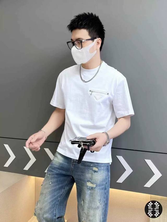普拉达2025新款三角徽章情侣款短袖T恤 高版本高版本 原版面料 数码直喷印花工艺 网红明星同款 高版本 高 品质 面料采用300克纯棉面料 手感超级舒服 胸前