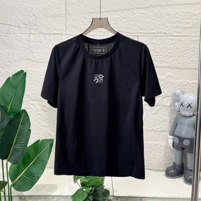 On 昂跑 X Loewe Active 柔软舒适时尚百搭短袖T恤 男女同款半袖打底衫 来自北欧的运动品牌 昂跑 创立于2010年 缓震着陆 强力回弹 轻盈质感