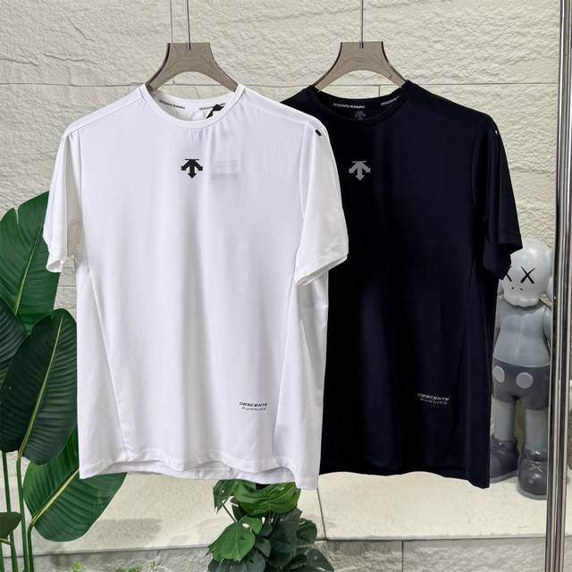 迪桑特Descente Running系列 休闲运动圆领透气短袖T恤 男女同款 热度丝毫不输始祖鸟 迪桑特的品牌名 Descente 取自法语词汇，意为“滑降”