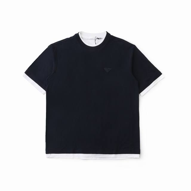 Prada 普拉达 假两件三角标宽松短袖T恤 面料：定织定染16支 %精梳棉 克重 G 罗纹：40支精棉双纱1×1罗纹 白色针织面料：32支精棉平纹食毛 克重