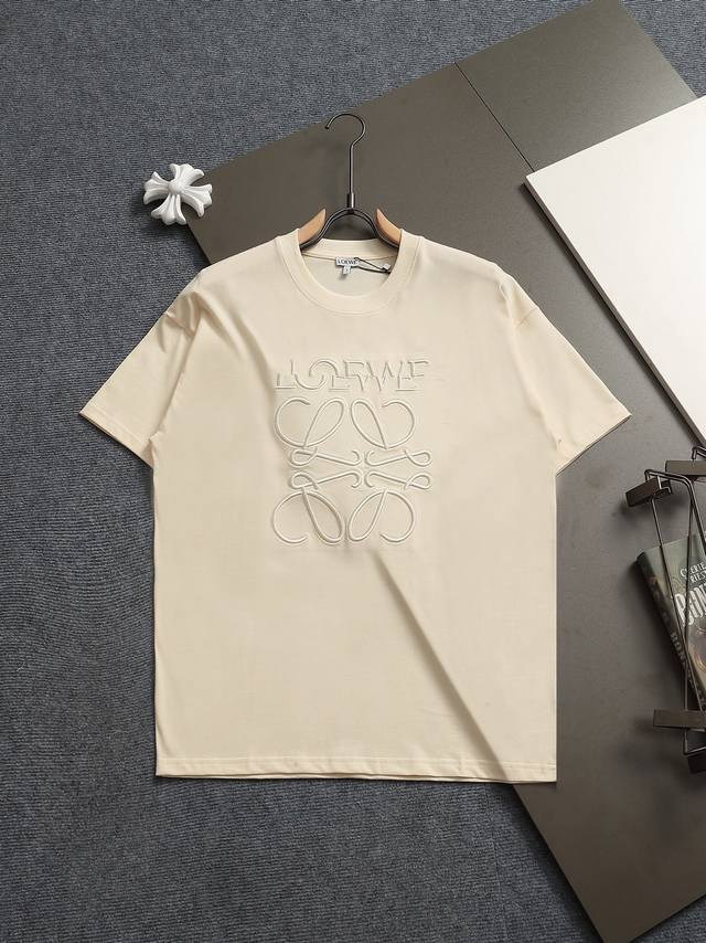 高品质 Loewe 罗意威错位刺绣新款T桖！ 25Ss春夏新品，百灵达万针刺，搭配错位，更加有品味 采用32支260克双纱纯棉原版面料，磨毛处理更丝滑亲肤，重工