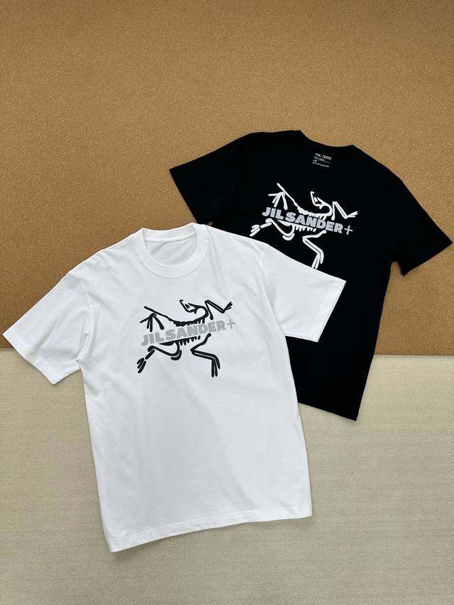 始祖鸟 X Jil 联名出品25Ss夏季经典款字母印花短袖T恤 情侣款 颜色：黑色 白色 尺码：M-3Xl 小红书热门爆款，明星网红同款穿搭，男女日常通勤穿搭必