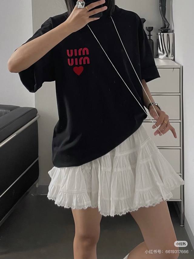 顶级最高版本 缪缪 Miumiu 经典Miu Miu新款硅胶字母Logo爱心图案字母半袖T恤短袖 男女同款 情侣款 宽松版型 最高版本 原版面料 高版本 高品质