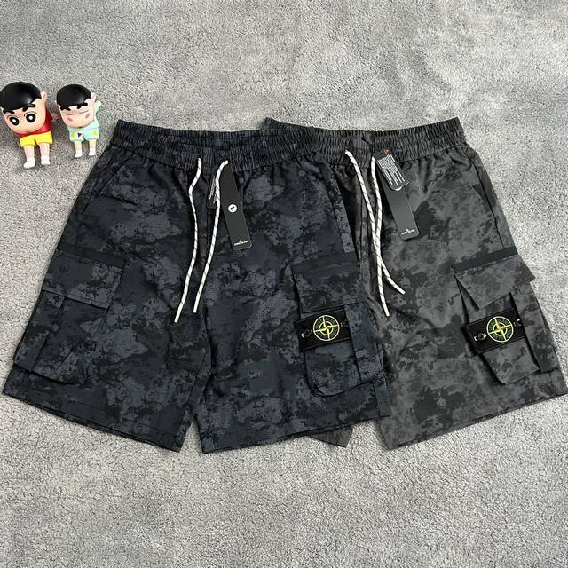 新款工装迷彩宽松休闲冰丝五分短裤！ Stone Island 石头岛工装百搭宽松迷彩速干短裤 实拍图！ 面料采用高品质防风防水放紫外线 机能拉链设计户外感十足
