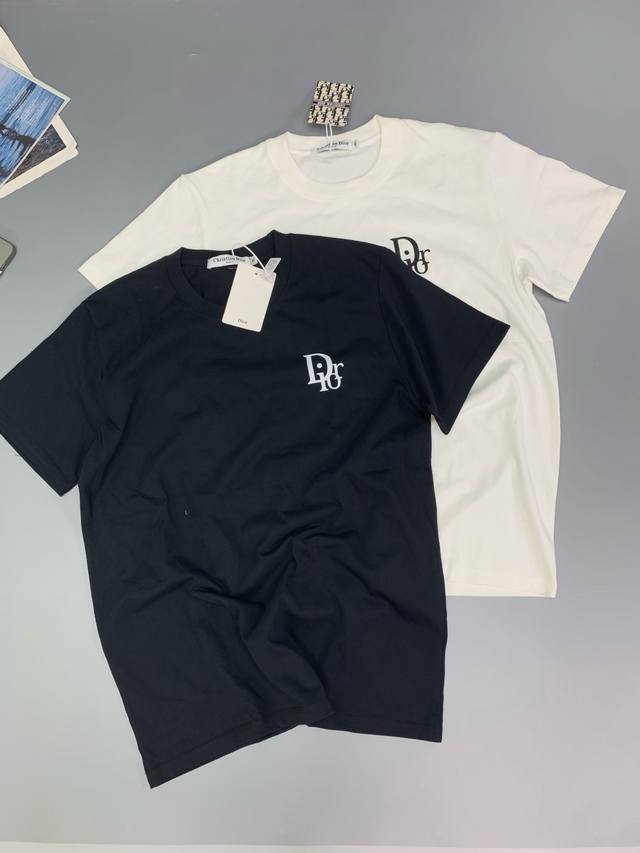Dior迪奥官网款胸口印花圆领短袖 面料：32支双纱260克纯棉面料 同缸同色织染螺纹 颜色一致 做前均经过高温预缩工艺 不会缩水变形 进口机器专业对版制作 尺