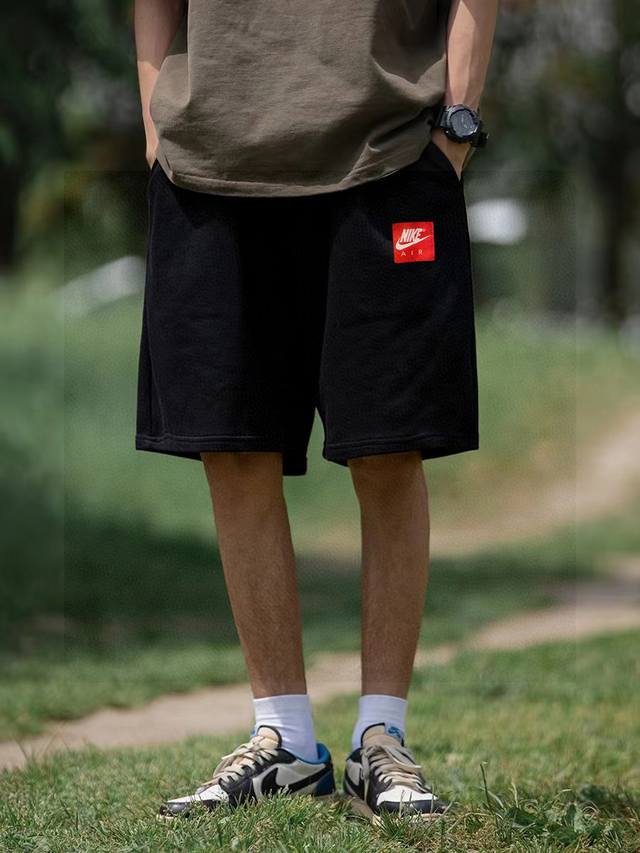 耐克Nike专柜同步红方块贴布字母Logo毛圈情侣短裤 不要说你不喜欢这条裤子，简单的版型加上精致的贴布设计！就用两个字绝了！大牌的版型真的无可挑剔，不同于市面
