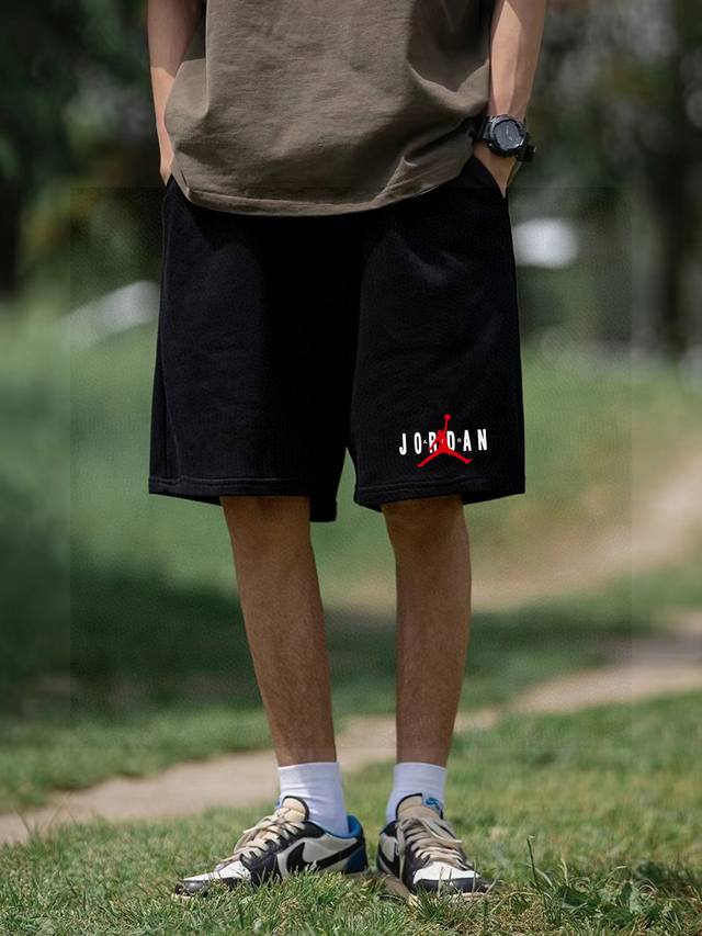 Aj乔丹专柜同步串标字母篮球印花毛圈情侣短裤 不要说你不喜欢这条裤子，简单的版型加上精致的贴布设计！就用两个字绝了！大牌的版型真的无可挑剔，不同于市面的上的垃圾