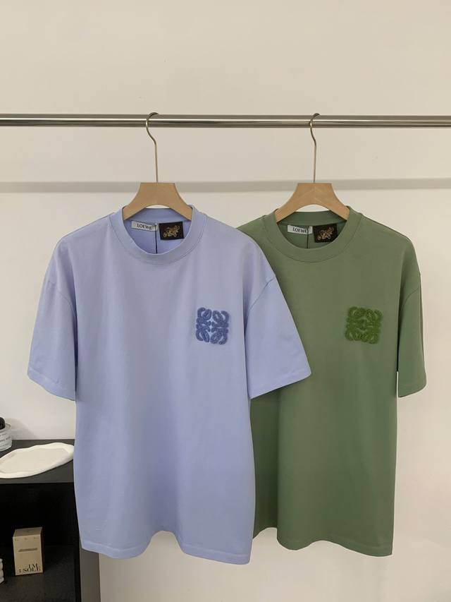 高品质，2025Loe*Epaulas限定系列徽标Logo毛巾绣T恤，干净整洁的设计，宽松廓形的剪裁，将低调奢华演绎的淋漓尽致，全棉面料的肌理让纯色系看起来并没