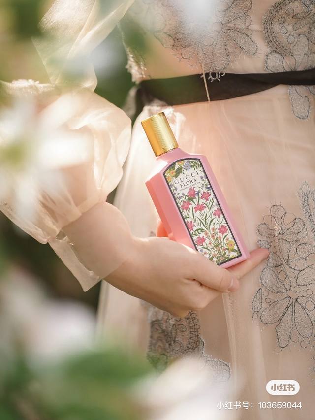 越南版本Gucci绮梦栀子花Ed Ml Gucci古驰绮梦栀子女士香水小粉瓶 新款Gucci Flora Gorgeous Gardenia 装在一个新的细长瓶