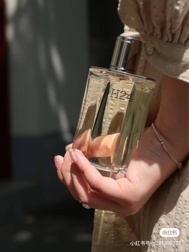 越南版本爱马仕H24香水 Ml 越南进口 海关扣押 配手提袋高端商品 塑封拆毁概不退换 敬请谅解！！ 专柜原单爱马仕H24 律动24号 刚推出的时候遭到了很多博