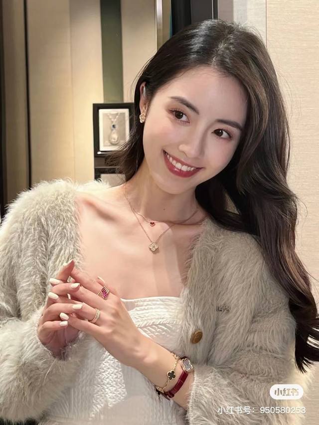 梵克雅宝新品桃花项链，设计出一系列充满活力和生命力的珠宝作品，将给你带来一份春日的温暖和喜悦。 Luckyspring系列充满着春天的元素:花朵草叶、梅花和瓢虫