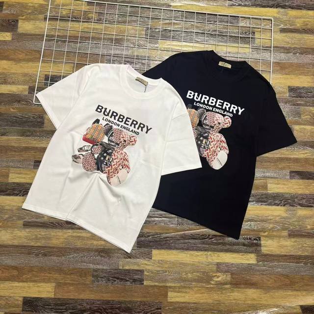 新款上新 独家新款推荐2025最新款Burberry 巴宝莉 全棉胸前卡通小熊印花男女情侣款短袖T恤 夏季新品商务休闲正统字母花Logo透气舒适弹力圆领T恤，实