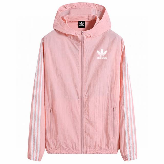 新款三叶草Adidas防晒服外套！背后印有三叶草大印花！时尚又百搭！夏季必不可少得防晒单品。不管是男生还是女生，上身效果都超级棒！连帽宽松得版型设计，超级好看哦