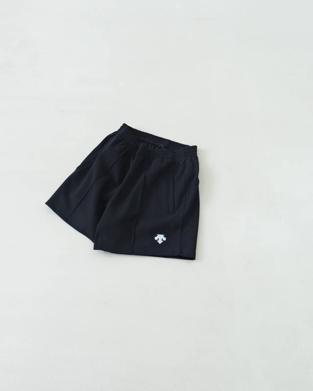 迪桑特Descente 纯色Logo刺绣五分透气舒适休闲短裤 男女同款 -面料介绍：40支双沙珠地面料 微弹带网孔！ -辅料介绍：全部辅料均为1：1高端订制 闭