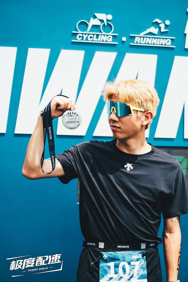 迪桑特Descente Running系列 休闲运动圆领透气短袖T恤 男女同款 -面料介绍：采用Aerodry面料 增强散热透气性的同时 弹力速干效果很顶 面料